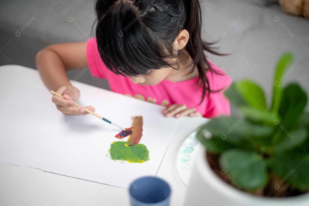 Pintando Menina Pintando Retrato Na Mesa Em Casa Retrato Na Mesa Em Casa