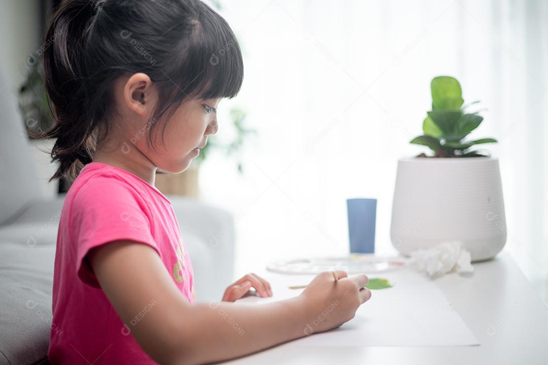 Pintando Menina Pintando Retrato Na Mesa Em Casa Retrato Na Mesa Em Casa