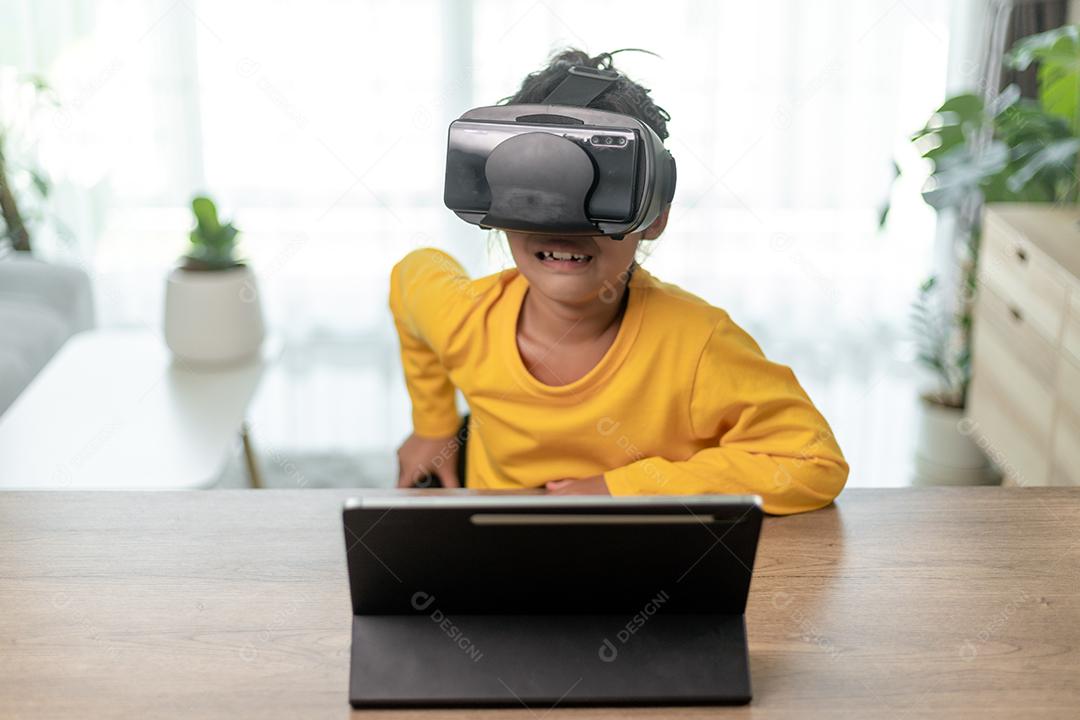 Linda garota usando googles de realidade virtual em casa, experiência de educação remota, futuro hoje, nova educação online, estilo de vida interior