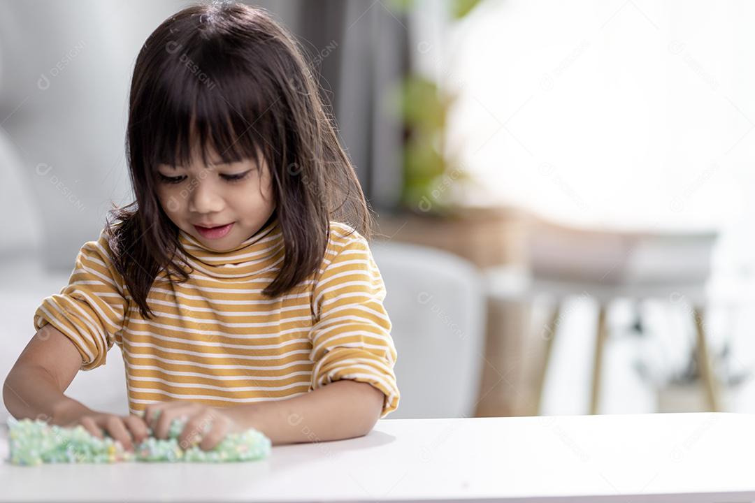 Criança brincar com goma. Slime nas mãos das crianças.