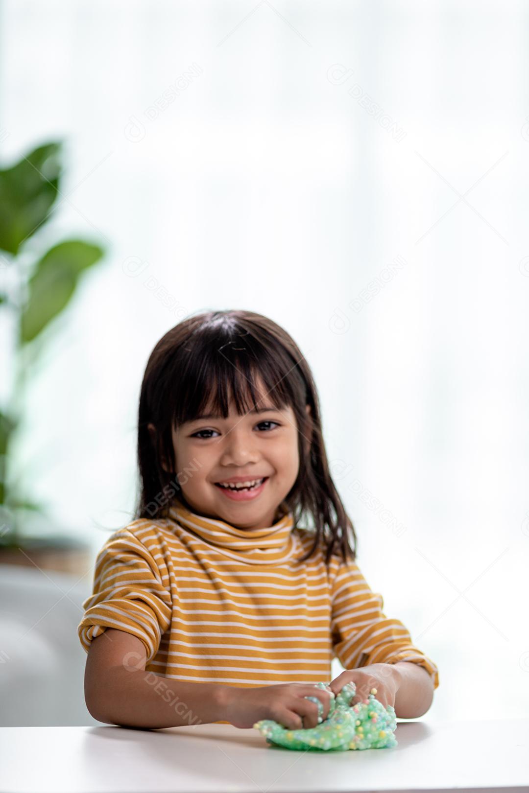 Criança brincar com goma. Slime nas mãos das crianças.