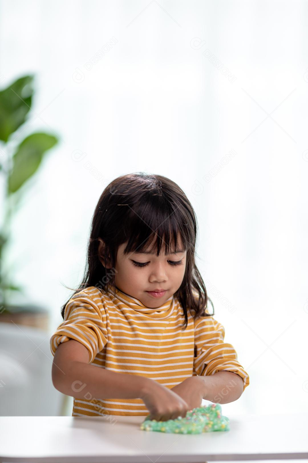 Criança brincar com goma. Slime nas mãos das crianças.