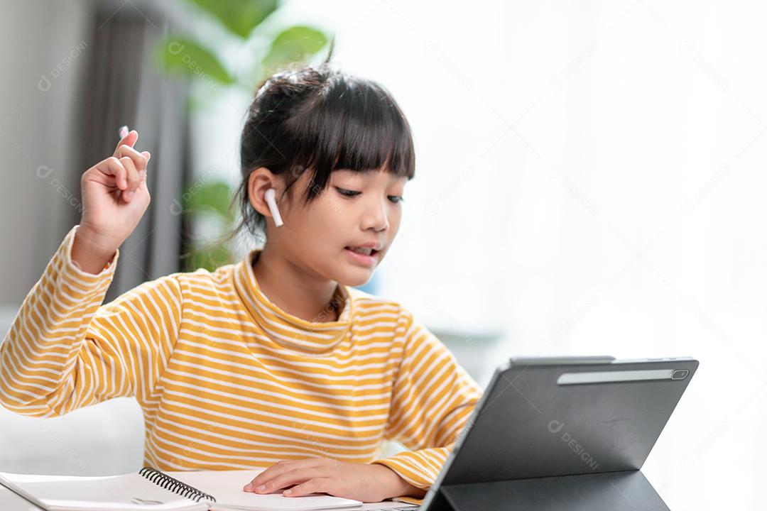 Auto-isolamento infantil usando tablet para sua lição de casa, Criança usando tablet digital pesquisando informações na internet durante o bloqueio covid 19, Educação em casa, Distância social, E-learning educação on-line