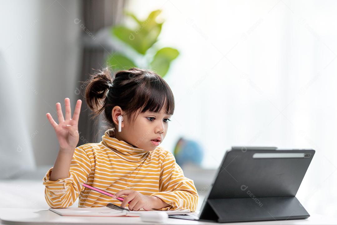 Auto-isolamento infantil usando tablet para sua lição de casa, Criança usando tablet digital pesquisando informações na internet durante o bloqueio covid 19, Educação em casa, Distância social, E-learning educação on-line