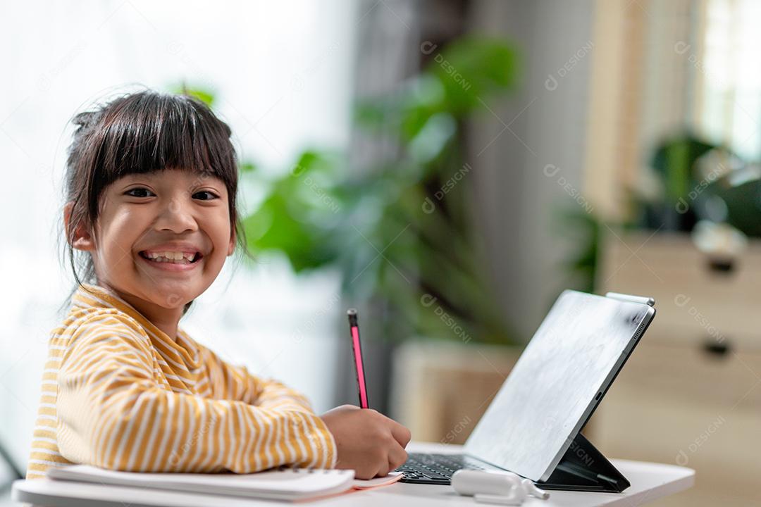 Auto-isolamento infantil usando tablet para sua lição de casa, Criança usando tablet digital pesquisando informações na internet durante o bloqueio covid 19, Educação em casa, Distância social, E-learning educação on-line