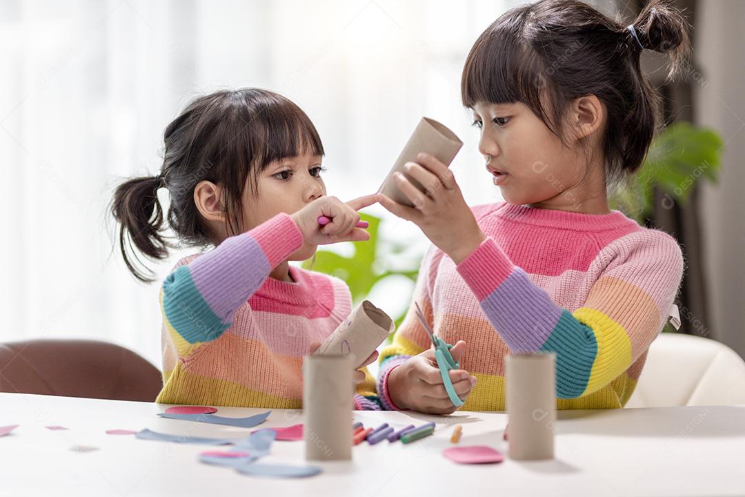 Menina bonita com núcleo de tecido pintado. A arte faz as crianças aprenderem e criarem.