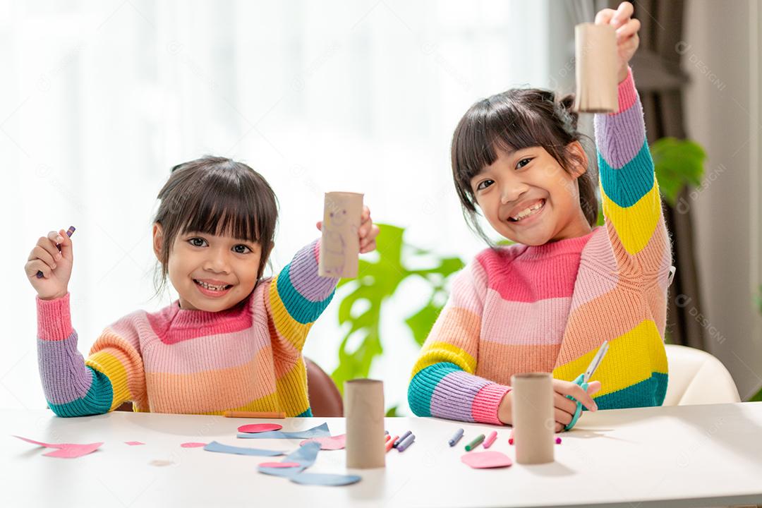 Menina bonita com núcleo de tecido pintado. A arte faz as crianças aprenderem e criarem.