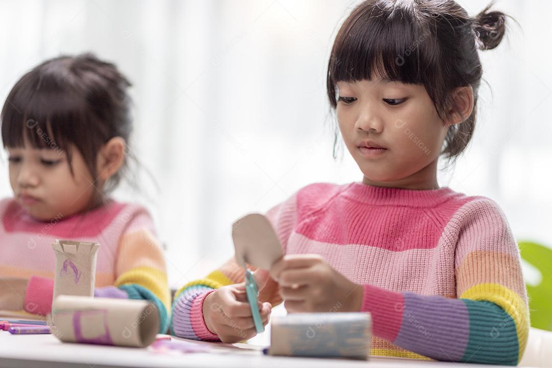 Auto-isolamento infantil usando tablet para sua lição de casa, Criança usando tablet digital pesquisando informações na internet durante o bloqueio covid 19, Educação em casa, Distância social, E-learning educação on-line
