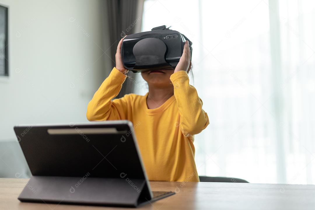 Linda garota usando googles de realidade virtual em casa, experiência de educação remota, futuro hoje, nova educação online, estilo de vida interior