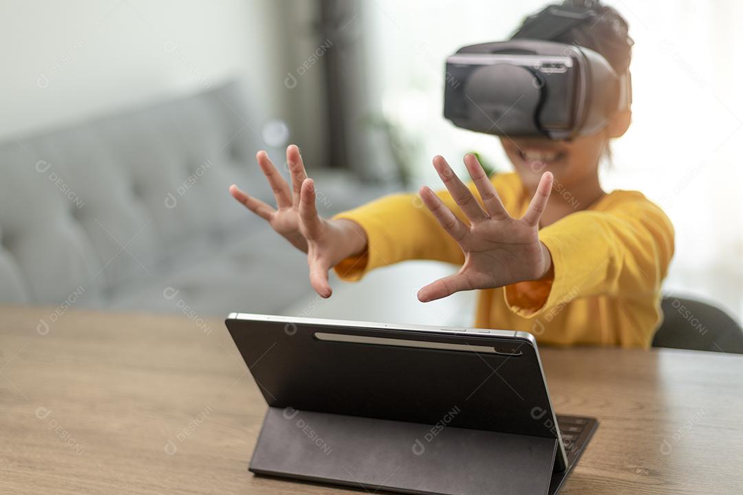 Linda garota usando googles de realidade virtual em casa, experiência de educação remota, futuro hoje, nova educação online, estilo de vida interior