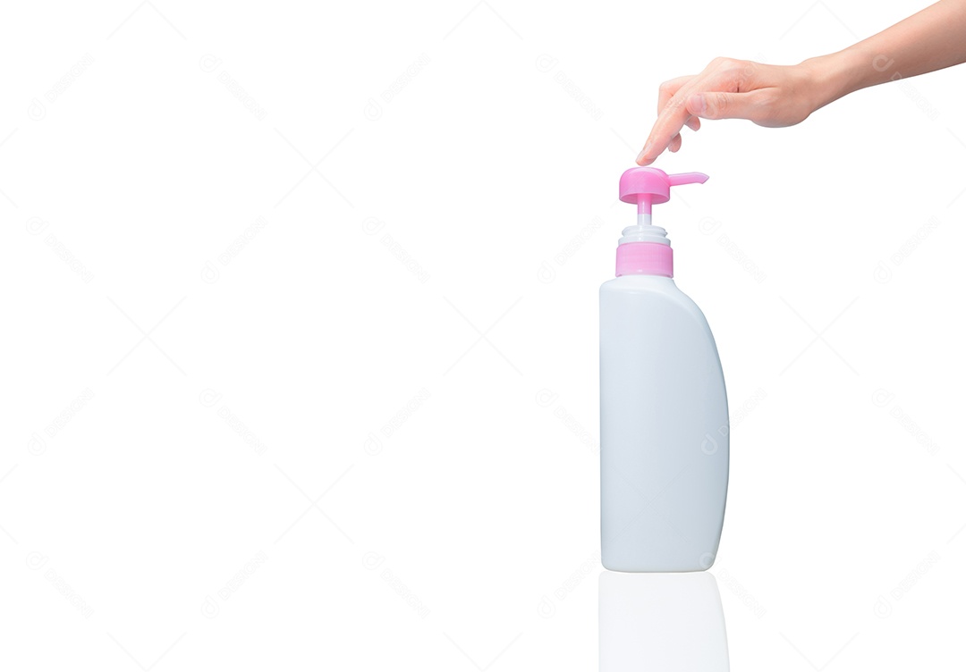 Mulher bomba desinfetante para as mãos de garrafa de plástico para soltar gel de álcool na palma da mão para matar o coronavírus
