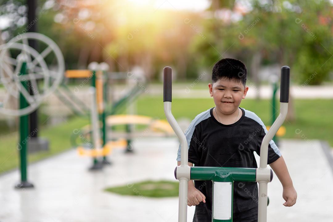 gordo treina em equipamentos de ginástica no parque