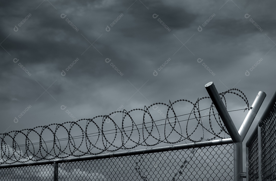 Cerca de segurança da prisão. Cerca de segurança de arame farpado. Cerca de prisão de arame farpado. Fronteira de barreira