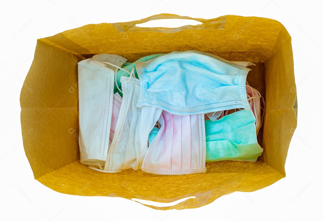 Máscara facial cirúrgica usada em saco de papel pardo isolado no fundo branco. Lixo hospitalar. Resíduos infecciosos da crise de coronavírus