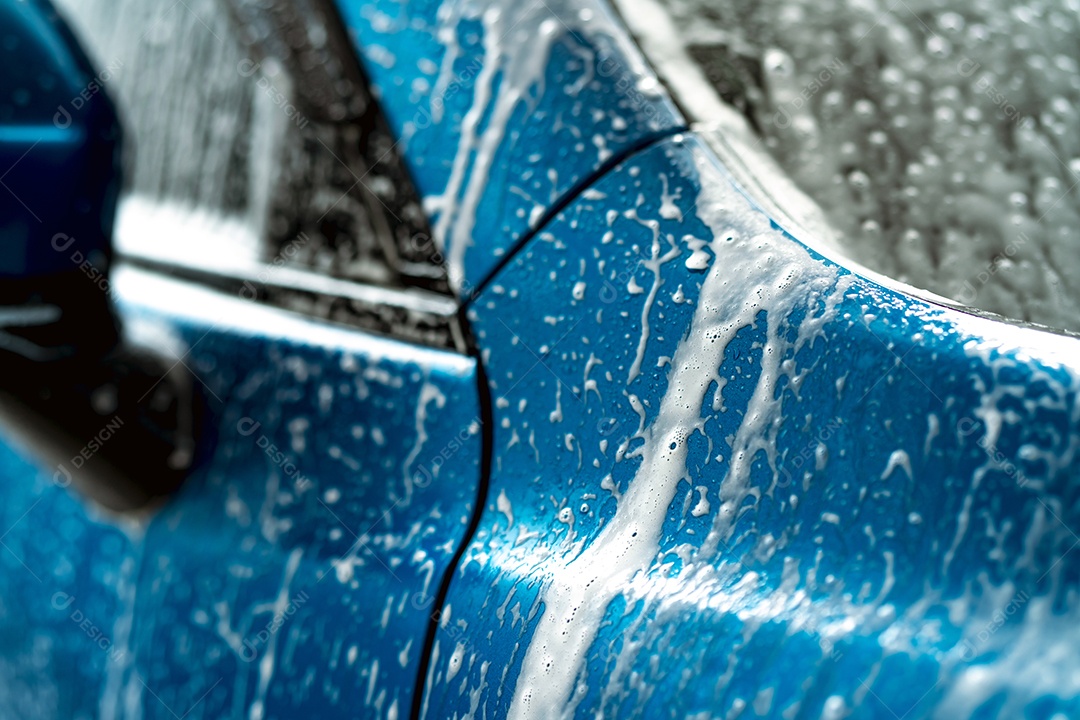 Lavagem de carro azul com espuma de sabão branco. Negócio de autocuidado. Limpeza e polimento do carro antes do serviço de enceramento