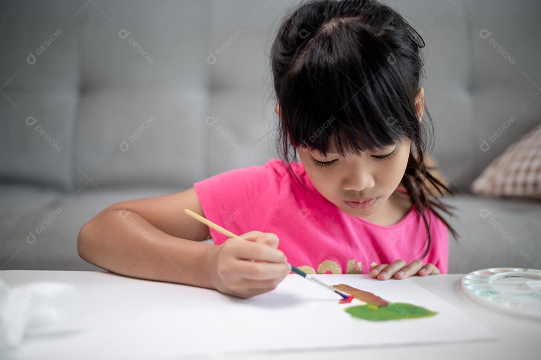 Pintando Menina Pintando Retrato Na Mesa Em Casa Retrato Na Mesa Em Casa