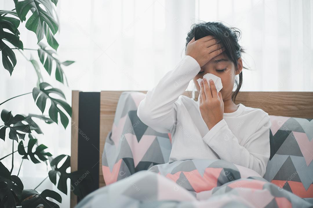 menina fica com frio e assoa o nariz em casa.