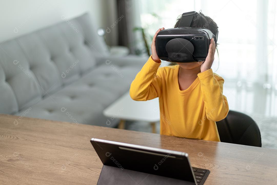 Linda garota usando googles de realidade virtual em casa, experiência de educação remota, futuro hoje, nova educação online, estilo de vida interior