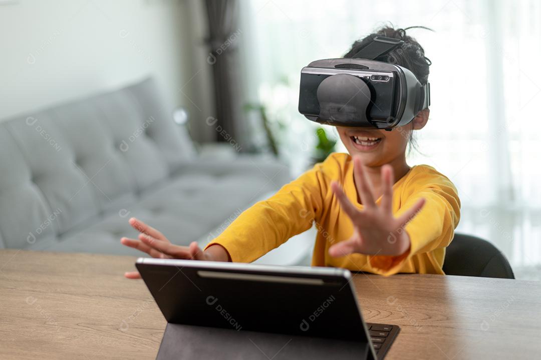 Linda garota usando googles de realidade virtual em casa, experiência de educação remota, futuro hoje, nova educação online, estilo de vida interior