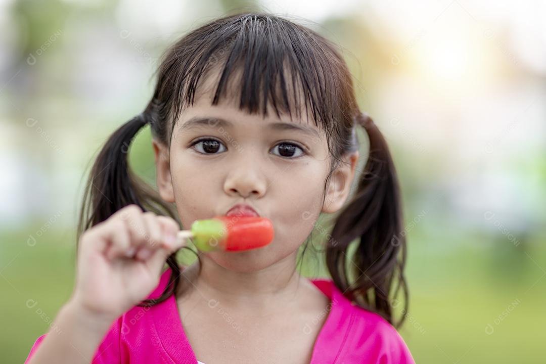Linda menina comendo sorvete