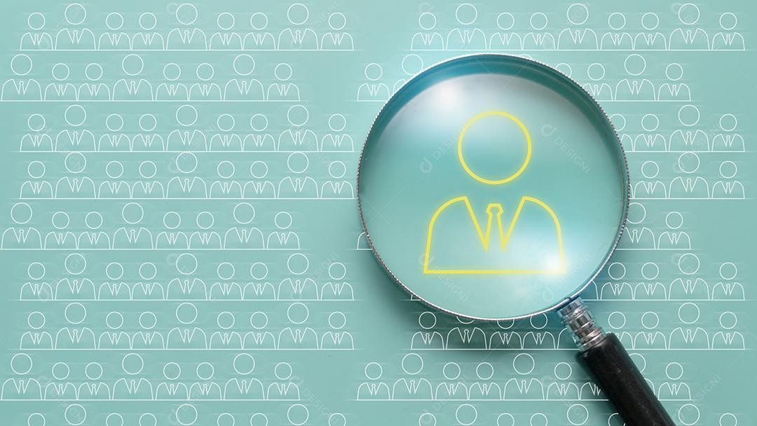 Foco do vidro da lupa para o ícone do gerente, que está entre os ícones da equipe para liderança de recrutamento de desenvolvimento humano e conceito de grupo-alvo do cliente.