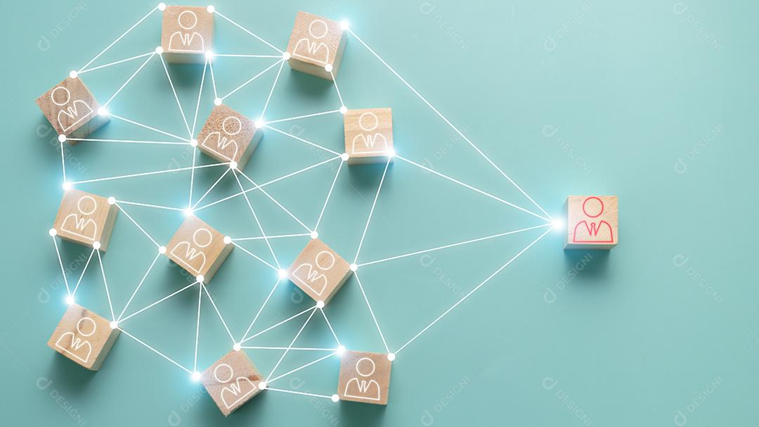 Ícone de pessoa de tela de impressão de bloco de cubo de madeira que vincula a rede de conexão para a rede social da estrutura da organização e o conceito de trabalho em equipe.