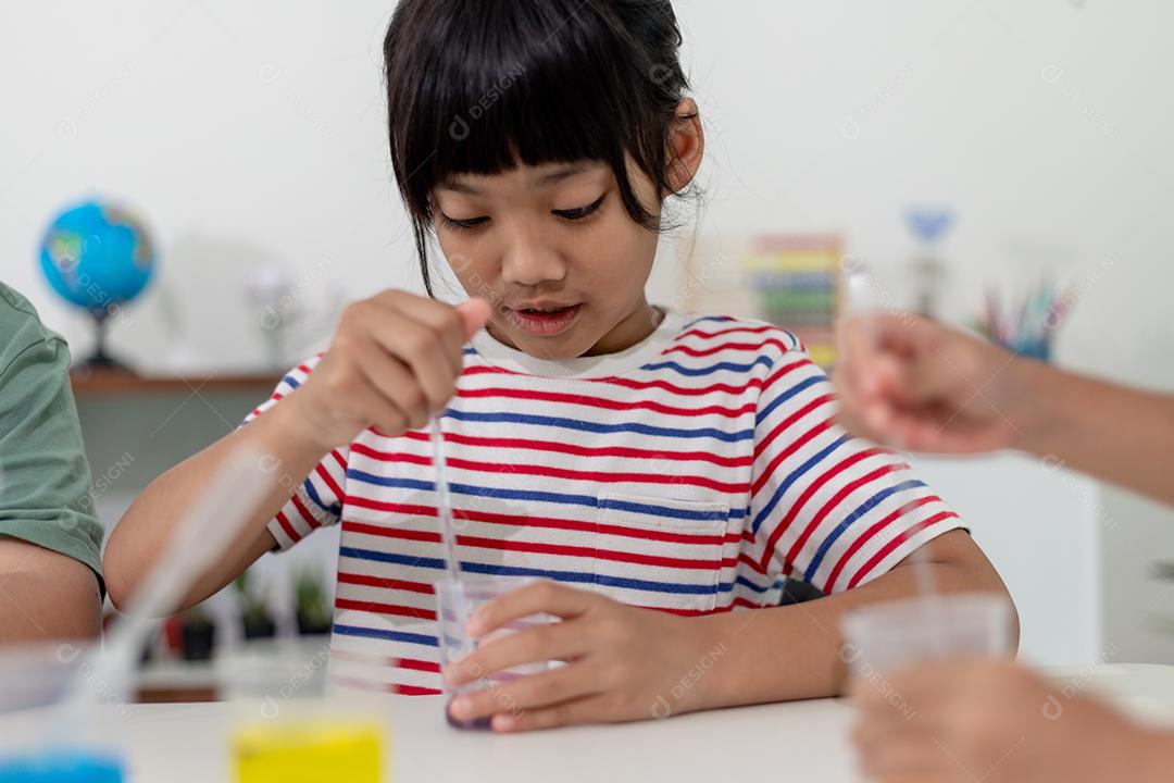 Crianças asiáticas fazem experimentos químicos em casa