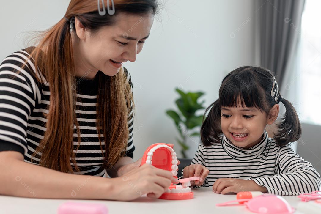 Família feliz e saúde. menina mãe e filha escovando seus dentes