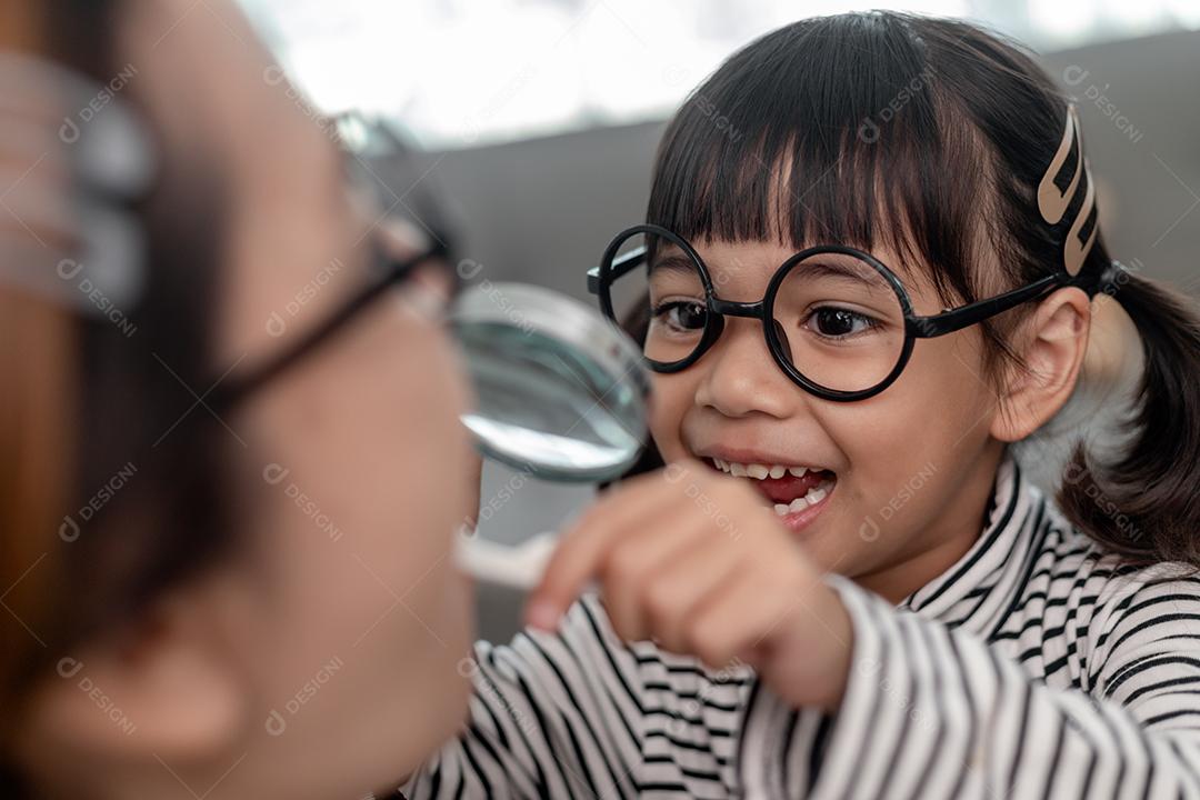 Linda criança asiática brincando com conjunto de brinquedos de dentista médico, show infantil