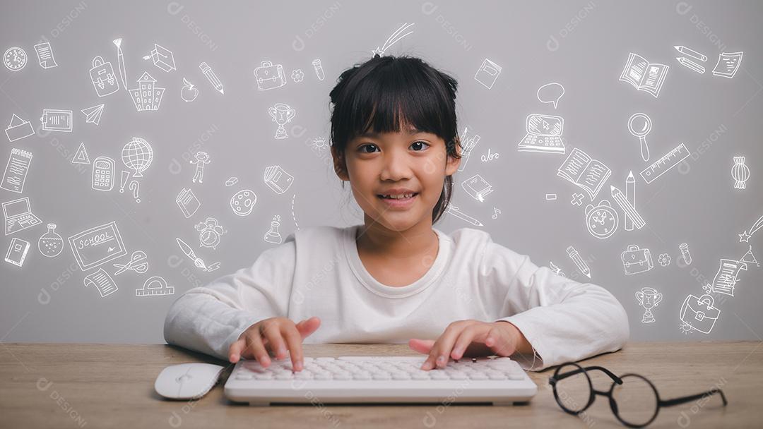 Pensamento e conceito criativo, menina asiática e ícone de uma mídia