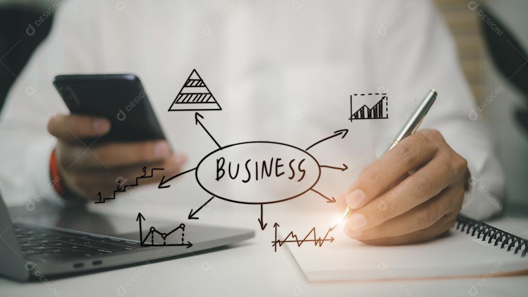 Empresário, escrevendo o conceito de crescimento do plano de negócios