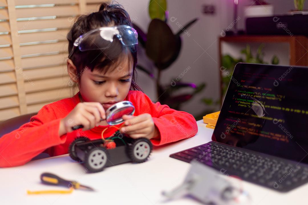 Estudantes da Ásia aprendem em casa codificando carros robóticos e eletrônicos