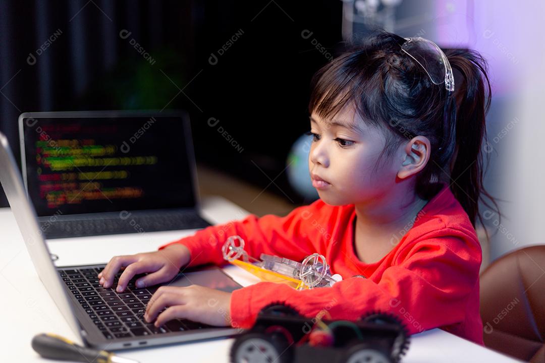 Estudantes da Ásia aprendem em casa codificando carros robóticos e eletrônicos