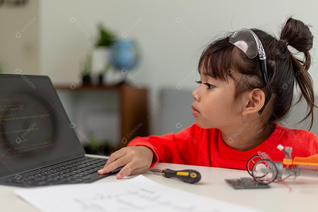 Estudantes da Ásia aprendem em casa codificando carros robóticos e eletrônicos