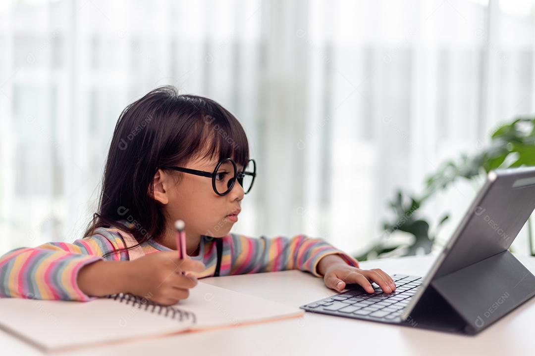 Aula de aprendizagem on-line de estudante asiática estuda on-line