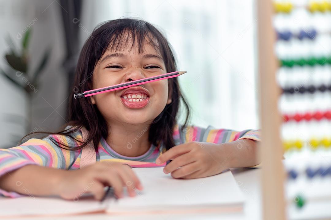 garota engraçada jogando segurando a caneta entre o nariz e os lábios como bigode