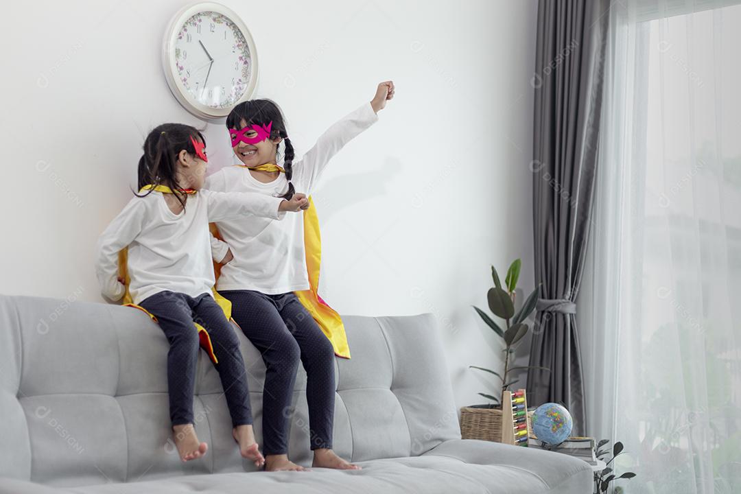 crianças felizes e confiantes brincando e se vestindo como super