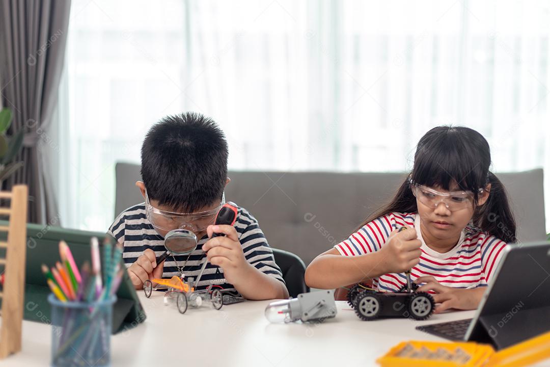 Meninos e meninas asiáticos gostam de aprender online fazendo anotações e você