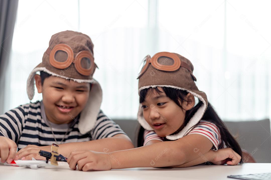 Duas crianças com aviões nas mãos