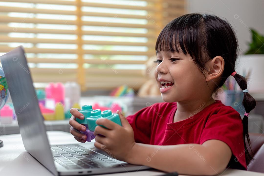 colegial estudando matemática de lição de casa durante sua aula on-line em ho