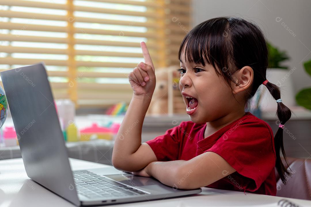 Menina asiática usando computador portátil para estudo on-line homeschooling