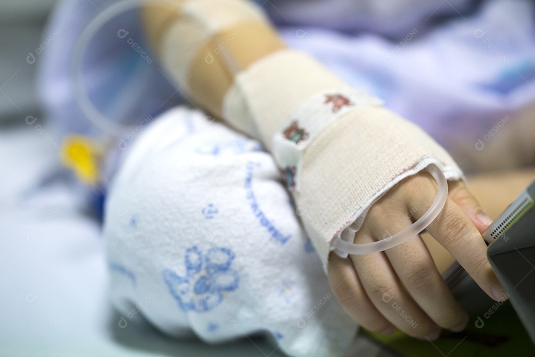 Criança doente recebendo uma solução salina no hospital