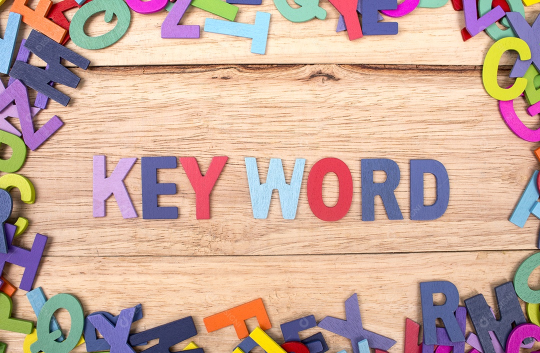 Letra de madeira colorida do alfabeto e a palavra chave