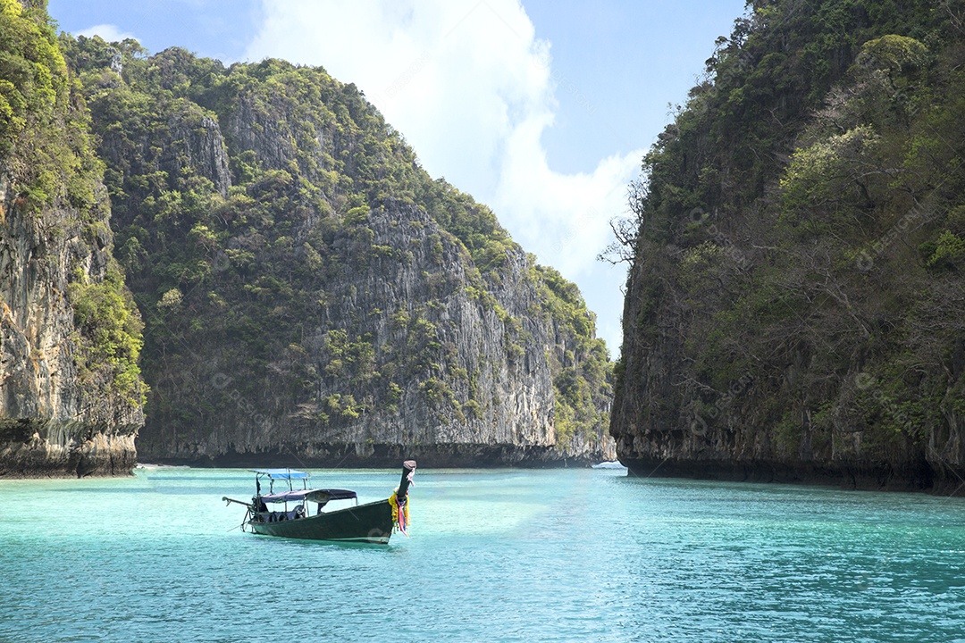 Mar de Andaman e barco de madeira com vista para a montanha em phuket Tailândia