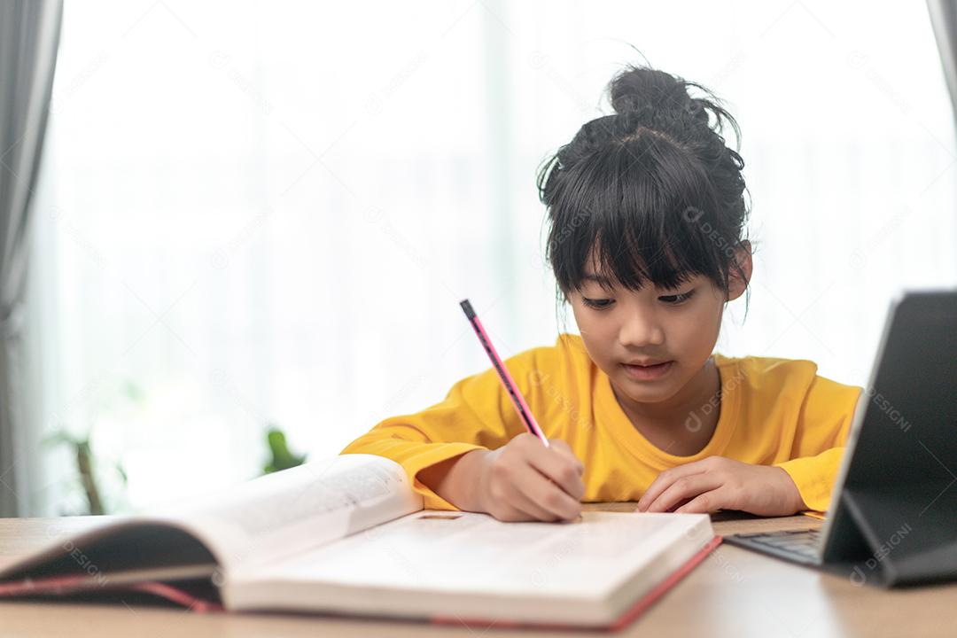 Menina asiática tendo aula on-line e feliz por Homeschool