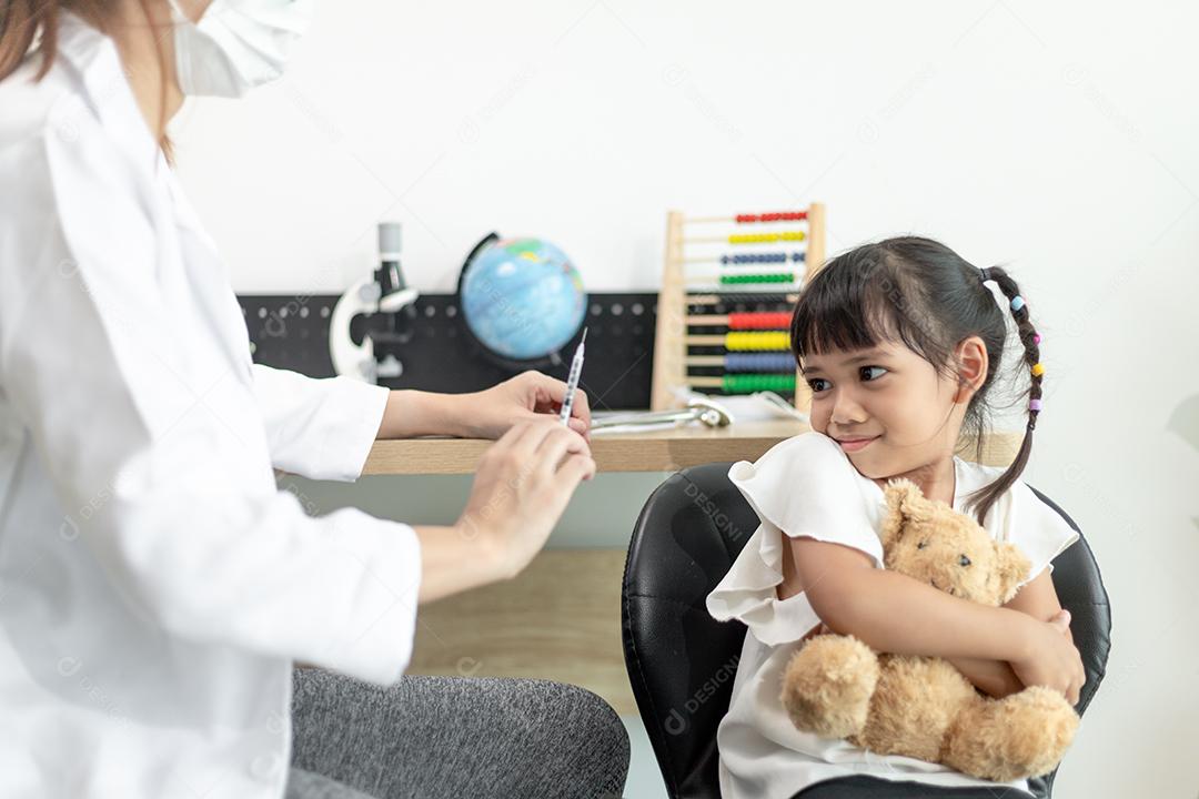 Vacinação covid-19 bem sucedida. menina bonitinha ao ser imunizada contra o coronavírus