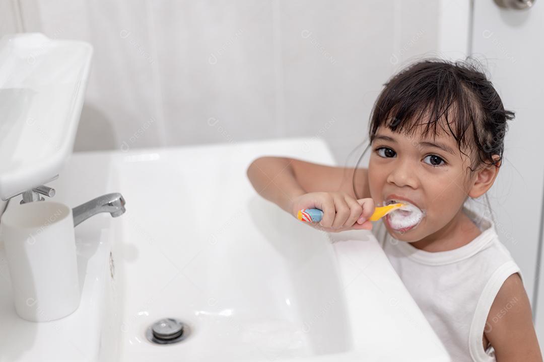 Menina asiática está plantando plantas em casa, conceito de atividade de aprendizado de crescimento de plantas para uma criança pré-escolar e educação infantil para a árvore na natureza