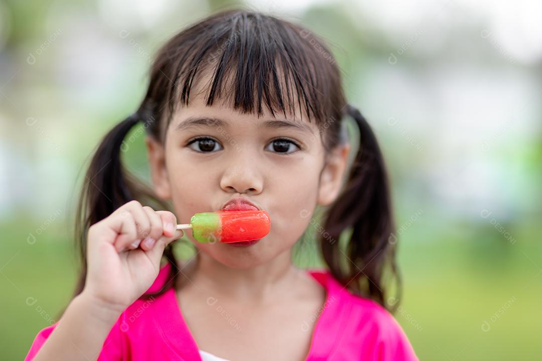 Linda menina comendo sorvete