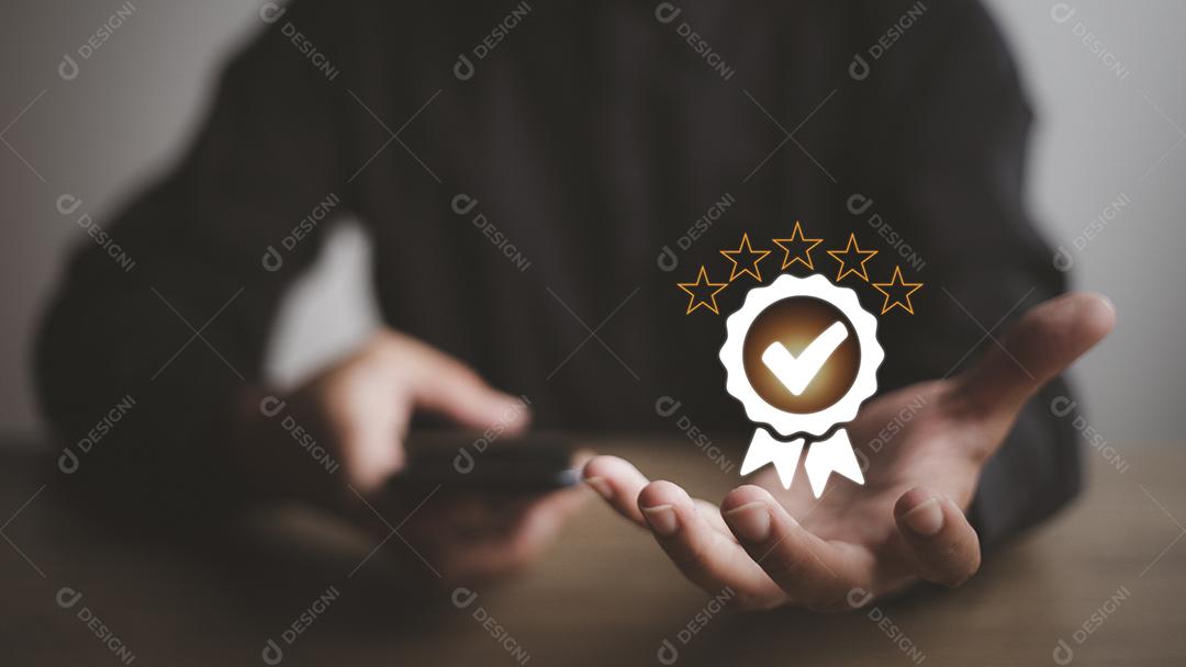 Empresário segurando e mostrando a melhor garantia de qualidade com cinco estrelas douradas para garantia de produto e conceito de serviço ISO.
