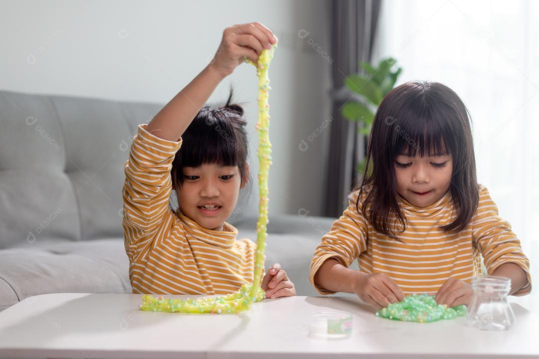 Criança brincar com goma. Slime nas mãos das crianças.